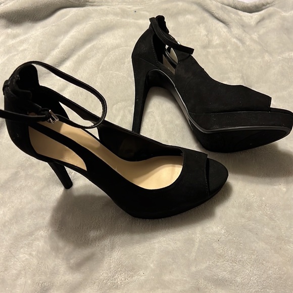 Heels - Picture 3 of 3